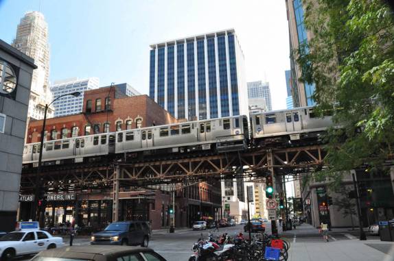 Em Chicago,é muito comum os trens do metrô passarem sobre nossas cabeças! ( em Illinois, nos Estados Unidos)